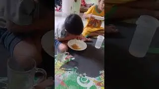 makan mie goreng