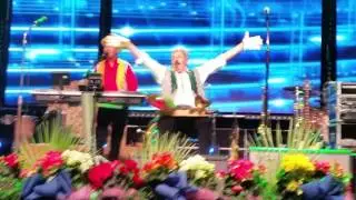 Comiker, wo uf Phantasieinstrumente ganz luschtig Musik mache