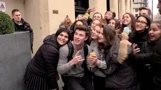 Cute Shawn Mendes fans group photo in Paris