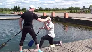 Гребля на каноэ. Пробует новичок. Newcomer is trying canoe