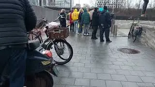 Demonstratie Rechtbank Amsterdam waar ze burgers benadelen & de geweldadige agenten beschermen 😤