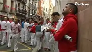 La preparación de los corredores, minutos antes del encierro