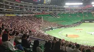 [プロ野球]ホークス柳田悠岐の同点ホームランの時のPayPayドームの様子(パブリックビューイング)　2025年10月30日
