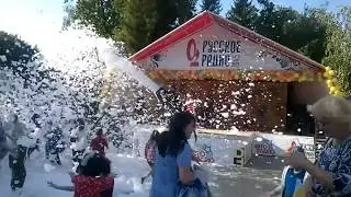 Children dancing at the foam disco Дискотека пенная