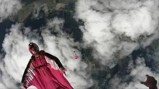 Wingsuit horseshoe malfunction at 12.000 feet