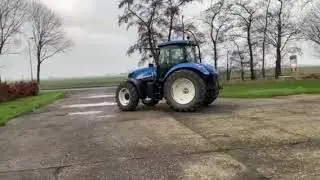 Trattore agricolo New Holland TS135A a quattro ruote motrici, del 2009