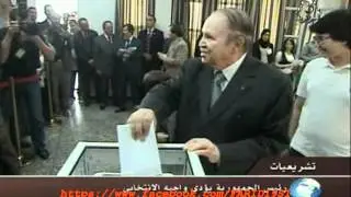 الرئيس عبد العزيز بوتفليقة يؤدي واجبه الإنتخابي