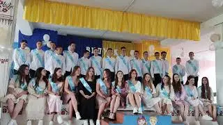 співають випускники 9 класу 2024 Копистинського НВК