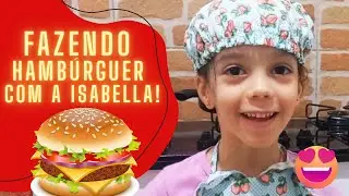 Isabella ajuda a fazer hamburguer