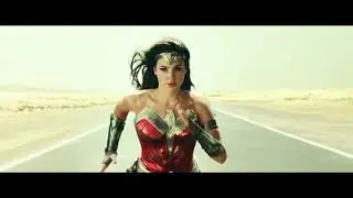 Wonder Woman 1984 - Wonder Woman catches Maxwell lord!