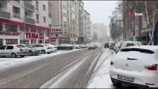 Erzurum’da etkili olan yoğun kar yağışı çevre illerle olan ulaşım ağını da olumsuz yönde etkiledi.
