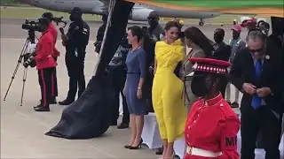Kate Middleton and her yellow dress battle the wind in Jamaica (3-22-2022)