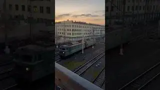 Зеленый вл10у-678 проезжает под мостом на шоссе Энтузиастов #поездавидео #train #railway #поезд