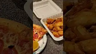Краткие обзоры еды от HOWDY 🍕🌶🍗 Sandis Kountry Kitchen (местный ресторан): пицца с пепперони и ку...