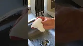 Очистка следов на стенах с помощью волшебного ластика