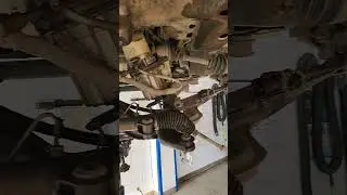 We remove the steering rack. Funny service