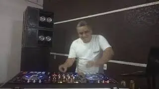 dj Fabricio mid back discotecando no aniversário do DJ Neto do Tupinambá.