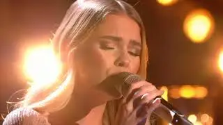 Intimate Soulful Blonde Vocalist Close-Up 🎤✨