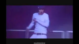 Justin Bieber pants fall down during concert