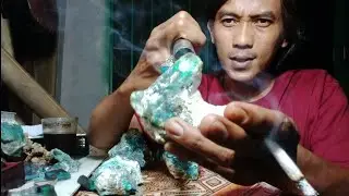 batu bacan,,bagus ngga nya juga bisa kelihatan darri senterannya