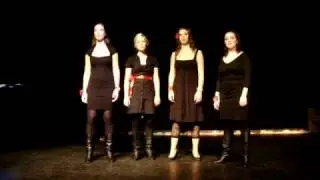 LittleBlackDresses zingen Onbewoonbaar verklaard (John Ewbank)