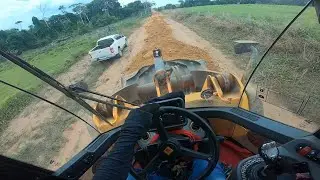 DANDO UM QUEBRA NO CASCALHO COM PÁ CARREGADEIRA JCB 426ZX 