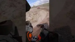 Wilde Jagd durchs Gel&auml;nde. 🤪#quad #adly #access #500 #moto #fun #mud #race #black #orange #drift