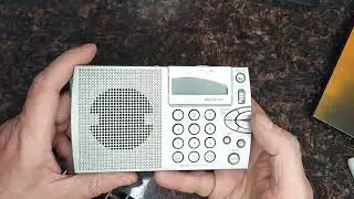 Radio Shack Compact Portable AM / FM Shortwave Radio