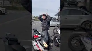 Lebouseuh choqu&eacute; par le bruit de sa moto 😱😂