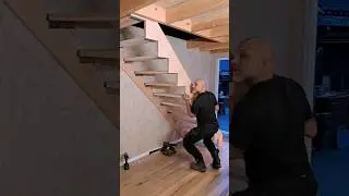 Этот плотник сделал уникальную складную лестницу🤯😱