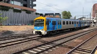 Metro Siemens Departing Footscray Station from Werribee to Flinders Street - Low Note Horn Show