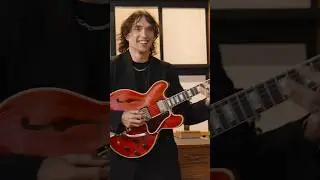 Джастин Хокинс показывает, как держать 335-й в гараже Gibson, Лондон, Великобритания