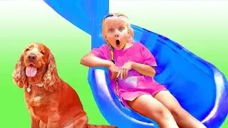 Маленькая девочка играет на волшебной горке