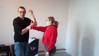 saisie du bras opposé
