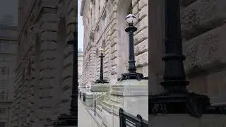 Chris Pine running next to The Three Grace's Liverpool for Jack Ryan Shadow Recruit  2014