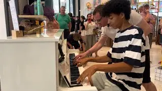 Shoppers COULDN’T BELIEVE what was happening on the Public Piano