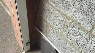 Photocell safety switch on a roller door