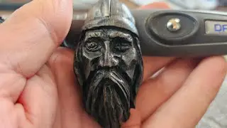 Dremel вырезает маленькое лицо