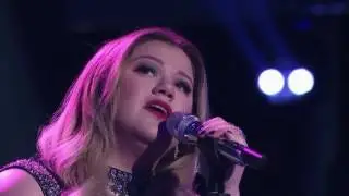 Keith Urban Falling A Part on Kelly Clarkson's Emotional 