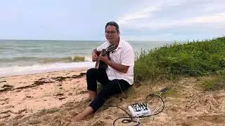 LOUVANDO A DEUS COM MEU VIOL&Atilde;O NA PRAIA