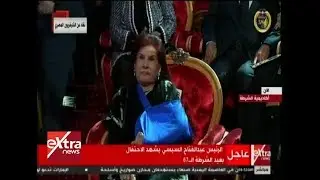 لحظة تكريم الرئيس السيسي لزوجة الشهيد البطل اللواء مصطفى رفعت التي حضرت رغم ظروفها الصحية