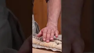 Nach der Ruhephase m&uuml;ssen die Brezelteiglinge sicher auf das Backbrett mit Dauerbackf...