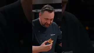 Crunchige Kruste, weiche Pflaume, cremige F&uuml;lle &ndash; drei Texturen, ein Bissen Gl&uuml;ck.