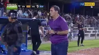 Ins&oacute;lita reacci&oacute;n de Thiago Dos Santos