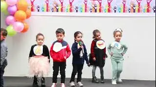Les enfants de la M.S présentent une pièce théâtrale des cinq sens avec maîtresse Dalila