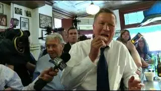 Kasich Draws a Crowd While Eating Fish Sandwich