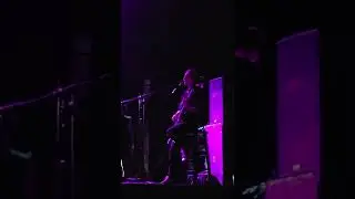 Daniela cantando 