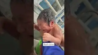 Первая ванна малыша 😍 #новорожденный