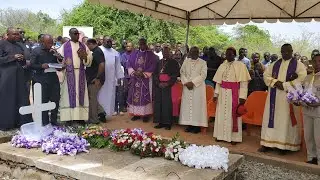 #BIHAWANA - MAREHEMU PADRE MICHAEL GAULA ASINDIKIZWA  NA UMATI WA WATU KWENYE NYUMBA YAKE YA MILELE.