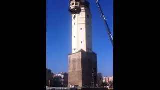 Końcowy etap wciągania 2 z 3 elementów wieży ratusza.